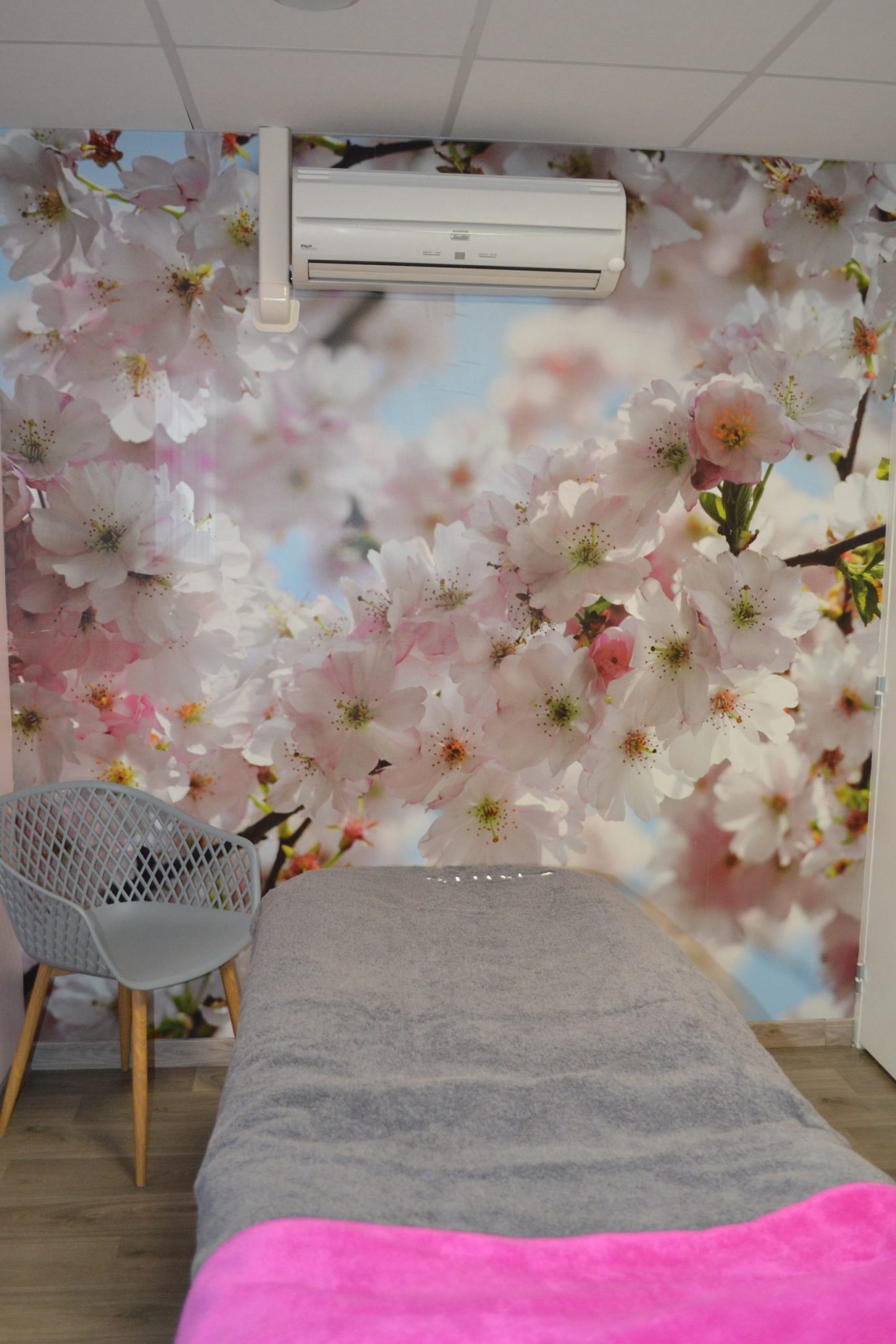 Cabine de soin Andiroba Spa avec fresque florale apaisante