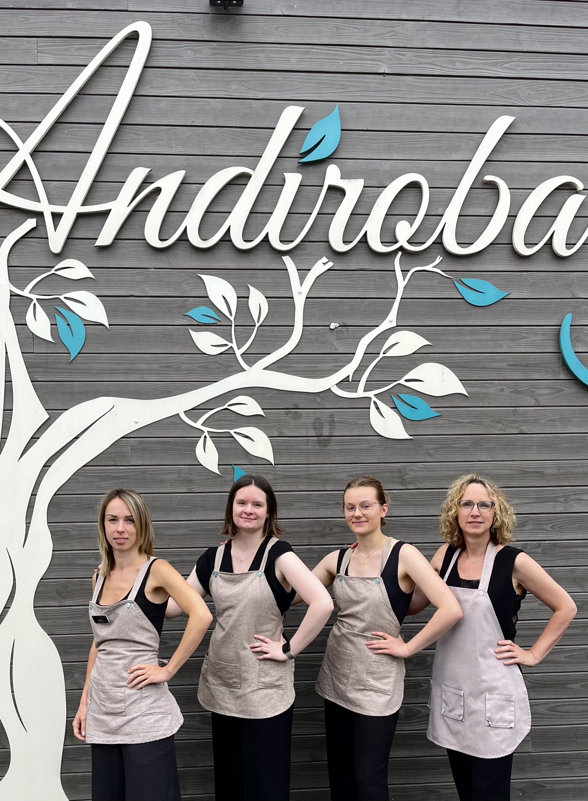 L'équipe de l'institut Andiroba Spa devant l'enseigne